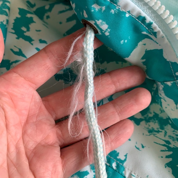 Volcom blue and white wind breaker - Picture 3 of 7